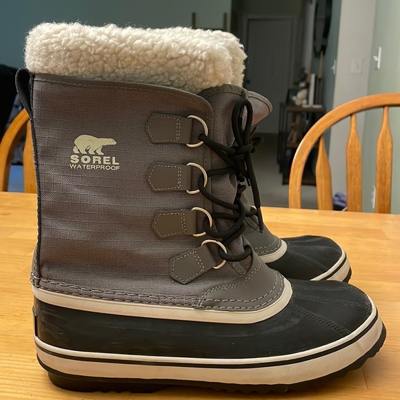 Sorel Shoes - Excellent used condition Sorel Caribou boots, Women’s size 9